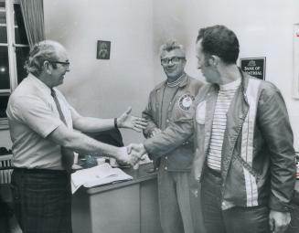 A Handshake seals it after union leaders John Wolansky and Robert Willis told principal Albert Smith (left) that their men won't stop removal of garba(...)