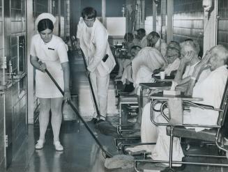 Medical staff at Toronto Western Hospital are doing the cleaning because kitchen workers, cleaners and maintenance men have been on strike for a week.(...)