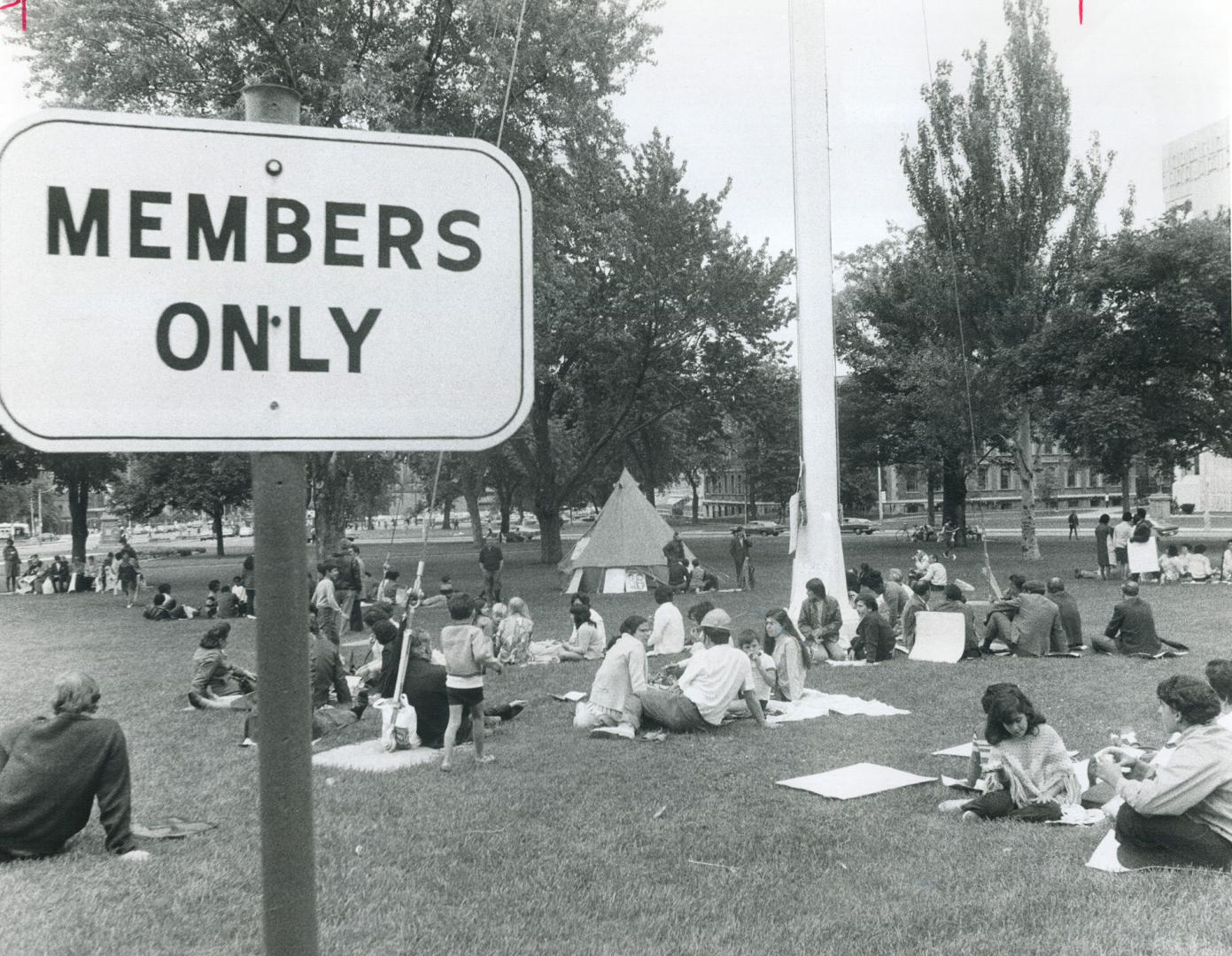 Camping out on lawns in front of Queen's Park, about 200 striking workers from Toronto Western Hospital put up tents and settled down to lunch today, (...)
