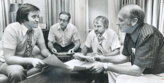 As progress is made toward settling the transit strike, Metro Chairman Paul Godfrey (left) confers with members of Toronto Transit Commission, (from l(...)
