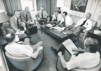 n to shirtsleeves bargaining, members of the Toronto Transit Commission's negotiating committee met at the Royal York Hotel today before settling into(...)