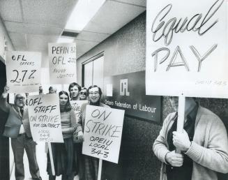 Striking Staff Members have set up a picket line outside the Don Mills head office of the Ontario Federation of Labor, closing the central labor organ(...)