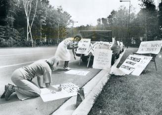 Impromptu Sign Service is set up by public health nurses Melinda Paterson (left) and Linda Wilson on road leading to Scarborough Civic Centre as assoc(...)