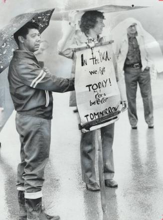 Strike Goes On, On strike at the Consolidated Bathurst packaging goods plant in Whitby since May 10, International Woodworkers members Jim Wong (left)(...)