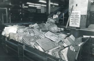 2,000,000 a day for mail mountain, As Toronto's first postal strike in 41 years enters its second day, undelivered mail is piling up at post offices a(...)