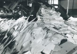 Moving a mountain of mail started today as Toronto's 1,400 postmen and 2,200 sorters came back to work after a six-day walkout. Toronto Post Office is(...)