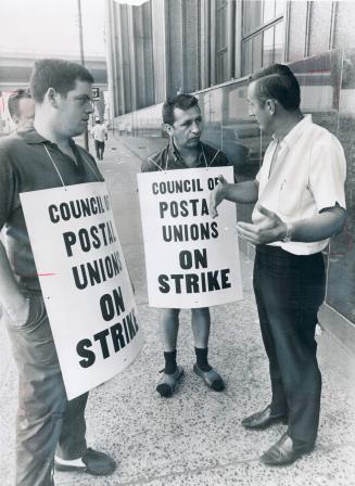 Mail walkout begins as pickets today took up positions around Postal Terminal A in Toronto, and 34 other postal buildings in the city. Sam Chuck (righ(...)