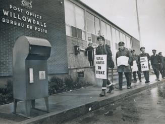 In wildcat walkout in which about 300 Metro postmen left their jobs today to join a wave of similar walkouts in other Ontario areas, letter carriers p(...)