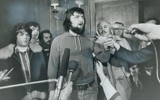 Strike, Members of the Toronto local of the Canadian Union of Postal Workers voted narrowly to extend their strike to all Metro postal stations. Paul (...)