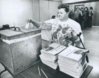 Postal Workers Vote On Strike, The decisive ballots in the vote on whether there will be a nation-wide postal strike are being cast today and tomorrow(...)
