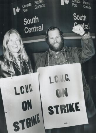 Two delivery truck drivers are part of the first picket line set up by the 19,000-member Letter Carriers Union at the South Central postal facility on(...)