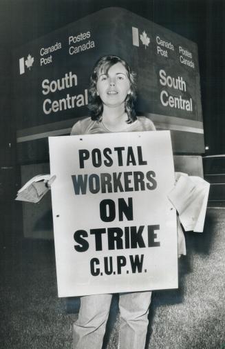 launched a strike at midnight. Joanne Leader, right, joined one of the first pickets at the South Central sorting plant on Eastern Ave., while 24,000 (...)