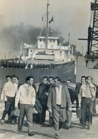 Protesting trusteeship clamped on Canadian maritime unions, members of the Seamon's International Union depart with their belongings from ship anchore(...)