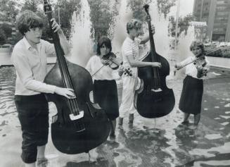 Quartet stays cool in pool, With its crashing chords and fiery finishes, playing classical music can be a pretty hot business. Add to that the steamy (...)