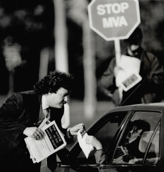 Last-Ditch tax protest. Toronto Councillor Steve Ellis slows cars and hands out pamphlets today during a morning rush hour protest against market valu(...)