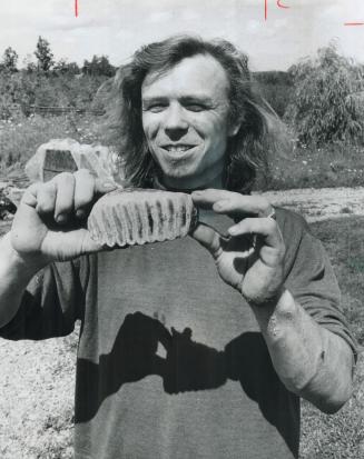 Grant MacLeod, Displays Tina's tooth