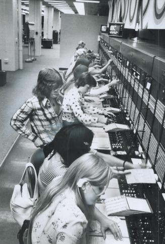 The only man in a room of 65 telephone operators, 22-year-old Jim Elliott, says he no longer startles callers who had expected to hear a woman's voice(...)