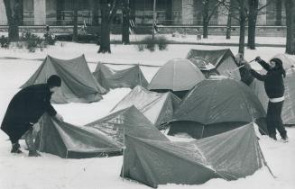 Peace activists dig out, Activists protesting the Persian Gulf war fix their tents yesterday at a Queen's Park peace camp after snow and temperatures (...)