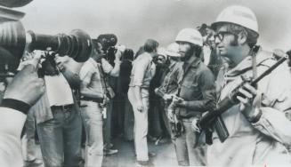 Israeli troops with automatic weapons stop all traffic on the Cairo-Suez Highway at Kilometre 101, where they have refused to surrender control to the(...)