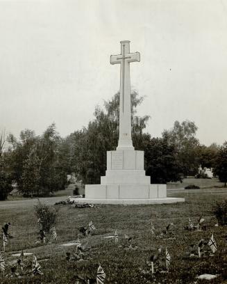 Cross of sacrifice, The cross of Sacrifice in Prospect cemetary, Toronto, as an eternal symbol for the men of Canada who passed over during the great (...)