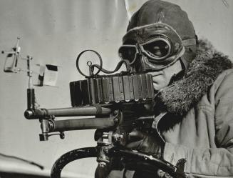Four thousand planes will carry young airmen aloft daily in Canada before the year's end to train them for sky fighting overseas. The commonwealth tra(...)
