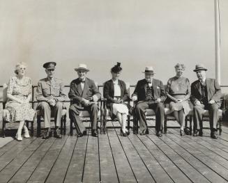 Photographers had a field day at the second historic conference at Quebec City when these world famous persons devoted several hours to press and news(...)