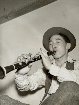 A clarinet Tootler in an orchestra before Japan started the Pacific war