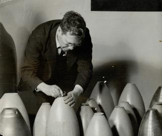 Former R.A.F. Flying Officer Hogan inspects the finished results of the trophy collection. Made from German guns captured in the first world war these(...)