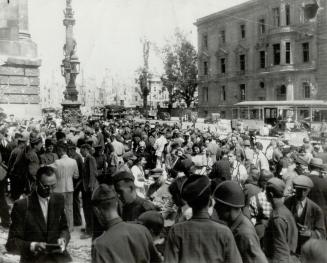 Berlin's Black Market appears to be doing a rushing business as both German civilians and Allied soldiers throng a street near the old German Reichsta(...)