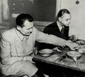 Boarding-House reach has been developed by Hermann Goering, who is in better health today than when he was captured by the Allies. Here, he eats crack(...)