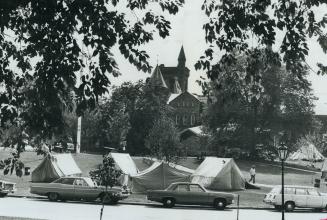 1971. Wacheea - the Cree Indian name that means the place where everyone is welcome - is the tent city operated for travelling youth on the campus of (...)