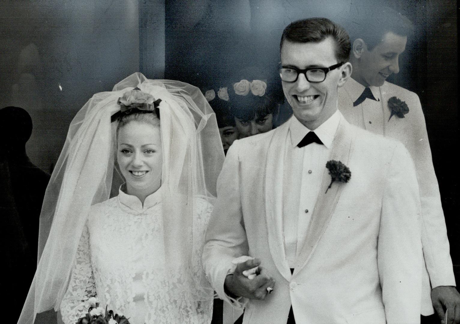 Irish Lass marries -- with music, Fiona O'Carroll, the girl who turned down a trip to Ireland as winner of the Rose of Tralee beauty contest in order (...)