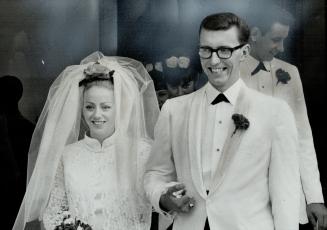 Irish Lass marries -- with music, Fiona O'Carroll, the girl who turned down a trip to Ireland as winner of the Rose of Tralee beauty contest in order (...)