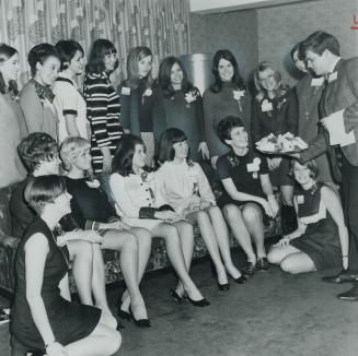 Coeds to vie for title of campus queen, Toronto was host night at a civic reception for some of the 30 attractive college girls on their way to Waterl(...)