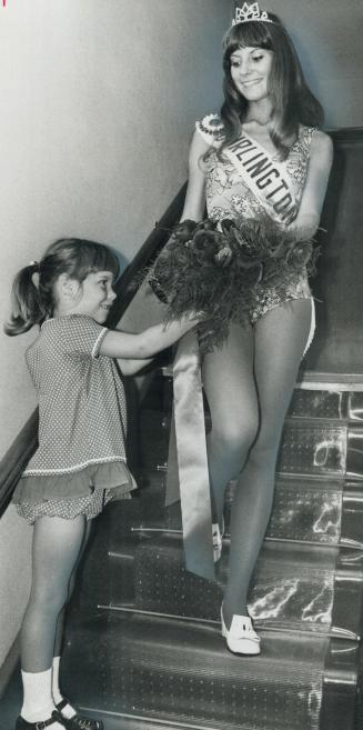 Miss Burlington, Linda Van Tassell, A bouquet of roses from 6-year-old Gina Malone