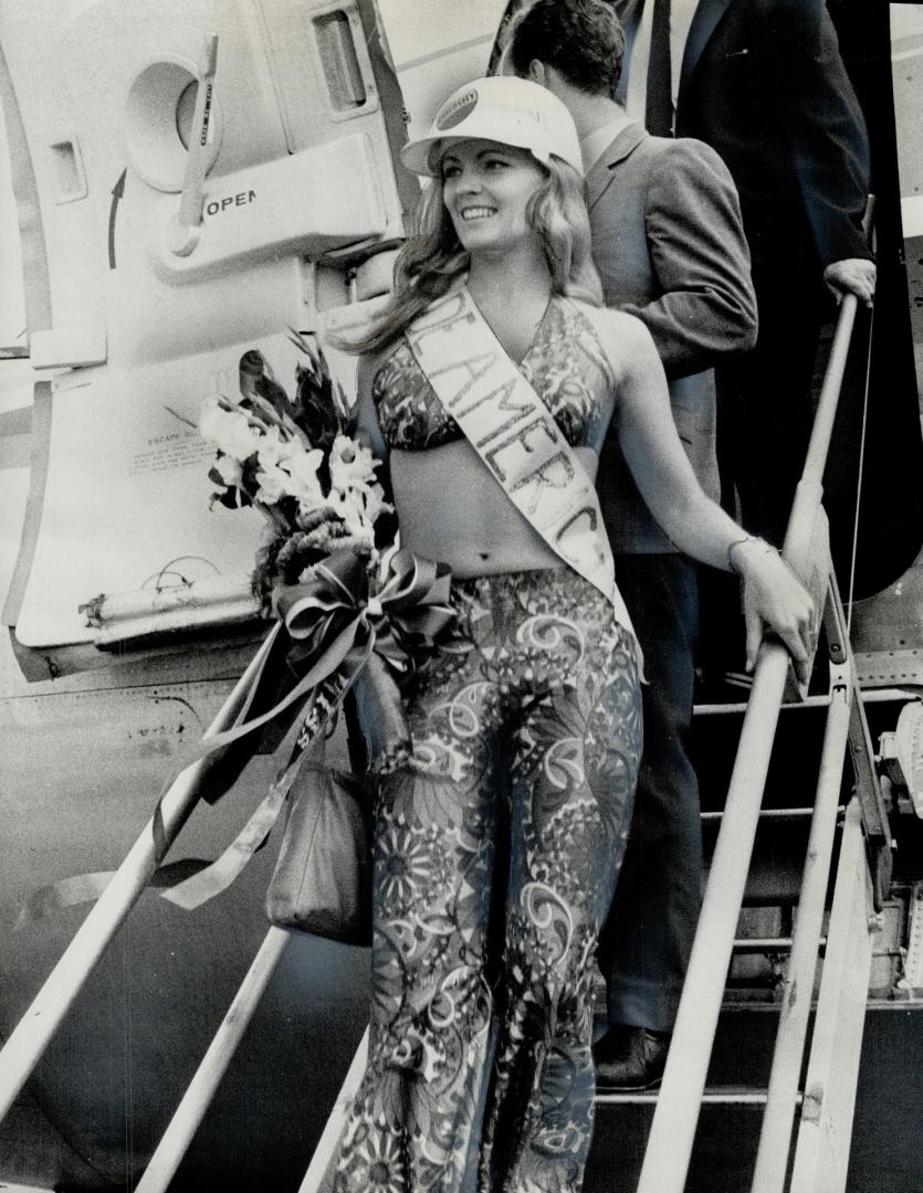 Miss nude America: Mrs. Peter Boisclair, 22, poses for photographers at Toronto International Airport on her return home after winning Miss Nude Ameri(...)