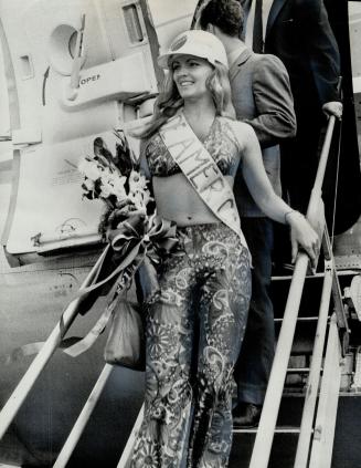 Miss nude America: Mrs. Peter Boisclair, 22, poses for photographers at Toronto International Airport on her return home after winning Miss Nude Ameri(...)