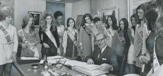 The mayor gets to meet the byline beauties, The news was all good for Mayor William Dennison today when these 14 contestants in the Toronto Men's Pres(...)