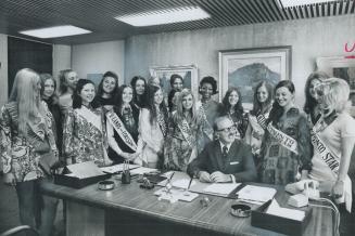 Miss Byline ball contestants meet Mayor, Surrounded by 18 of the 20 beauties competing for the title of Miss Byline Ball, Toronto Mayor William Dennis(...)