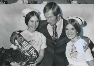 There's a lot of hope for shack, Eddie Shack, right winger for the Buffalo Sabres, chats with Elizabeth Bruce (left) - Miss Hope 1972 - and predecesso(...)