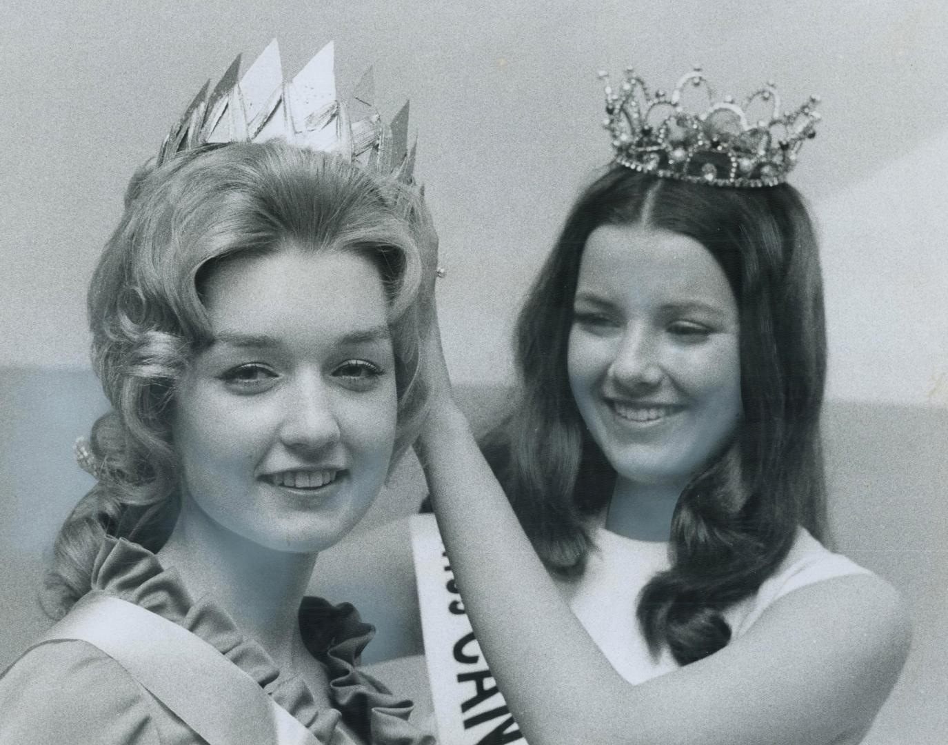 Jarcia Buka, 21, left, queen of the Association of Ukrainian Journalists in Canada, receives her crown from another Ukrainian-Canadian beauty, Donna S(...)