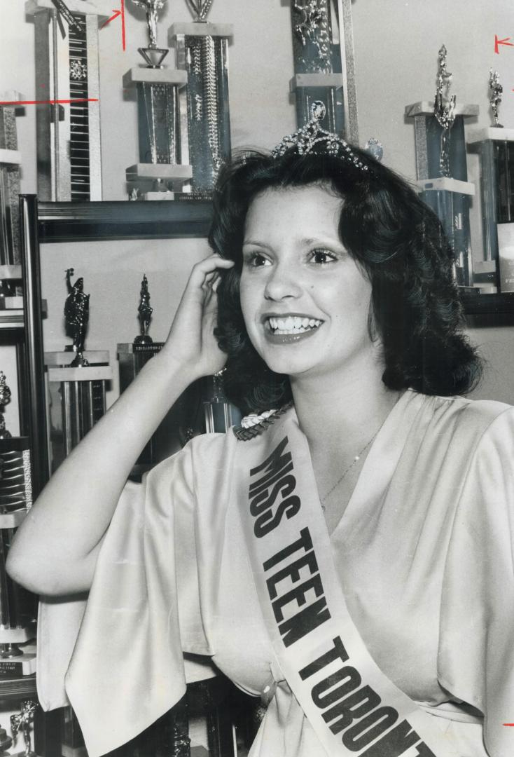 Donning crown as Miss Teen Toronto is Kimberly Barringer, 16, second runner-up in the teen pageant two weeks ago but the queen now because the winner (...)