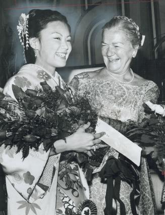 Miss Caravan 78, Noreen Hoita, 21-year-old Miss Tokyo, receives her award from Lieutenant-Governor Pauline McGibbon last night. Caravan ended last nig(...)