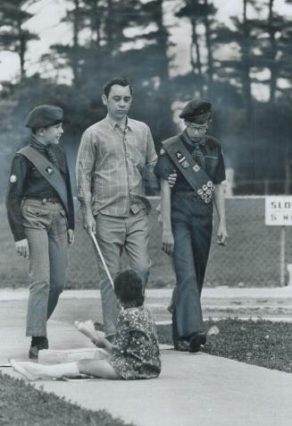 Giving a guiding hand to blind Ed Harnden, two scouts from Humberview scout troop, Brian Henderson (left), and Shaun Griffiths, 13, lead him around an(...)