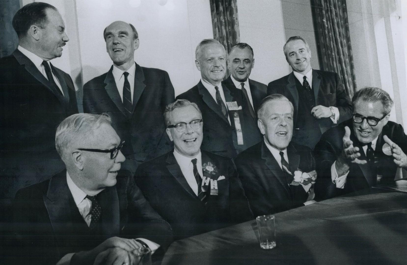 The conservative contenders, all nine in the running so far, gather for a family portrait after facing convention delegates for the first time last ni(...)