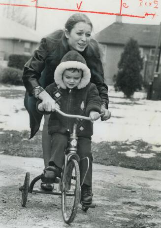 In 1969, Sylvia Mugford played with her son, Jonas, after a 17-month court battle to get him away from the family that adopted him. Now Jonas, who is (...)