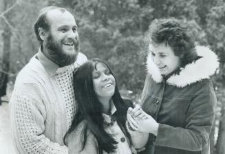 Blinded by smallpox, Tepi, a Bangladesh orphan adopted by Peter and Jean Hughes of Rockwood gets acquainted with her new parents. The girl, found aban(...)