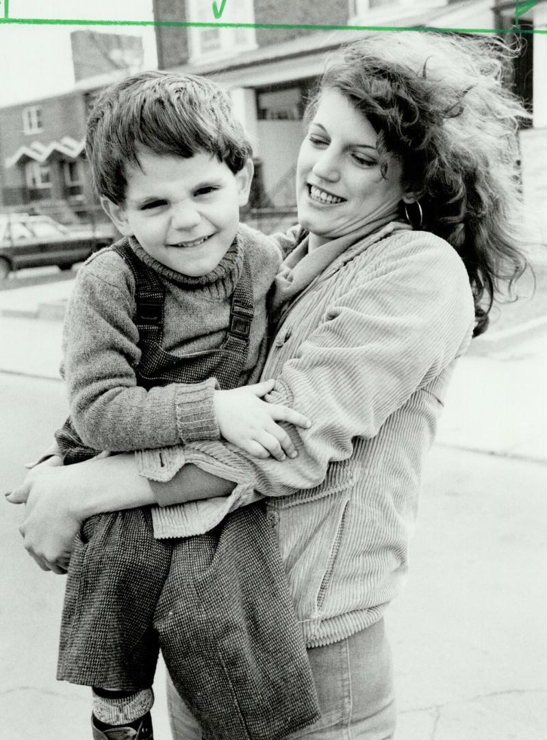Together again, Eda Smith Drogo says she spent thousands of dollars in air fares to get her 3-year-old son, Joey, back from a sister-in-law in Sicily (...)