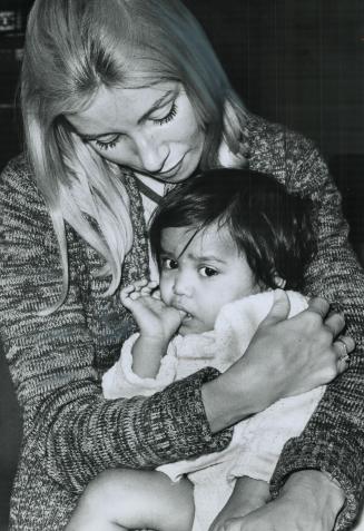 The comforting arms of Air Canada stewardess Jo Perrin gave 18-month-old Bhoodie some feeling of security on the air voyage which was taking her from (...)