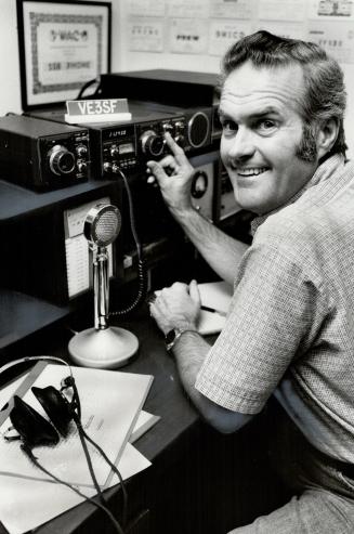 He's a ham: Rev. Ron Nickle lives up to the billing in two ways - he's quick with a joke and loves tinkering with his short-wave radio. Nickle says hi(...)